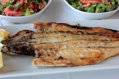 Lezzetli balık ve salatalar sunum tabağında