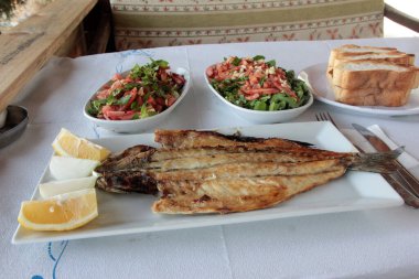 Lezzetli balık ve salatalar sunum tabağında