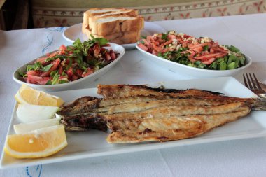 Lezzetli balık ve salatalar sunum tabağında