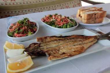 Lezzetli balık ve salatalar sunum tabağında