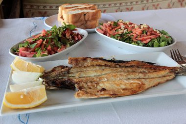 Lezzetli balık ve salatalar sunum tabağında