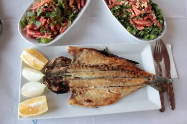 Lezzetli balık ve salatalar sunum tabağında