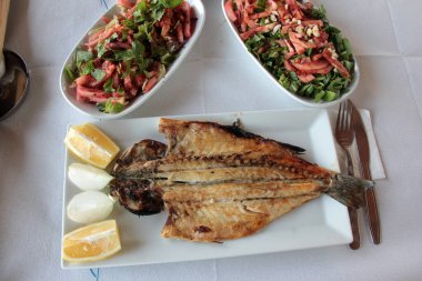 Lezzetli balık ve salatalar sunum tabağında