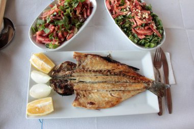 Lezzetli balık ve salatalar sunum tabağında