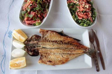 Lezzetli balık ve salatalar sunum tabağında