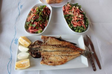 Lezzetli balık ve salatalar sunum tabağında