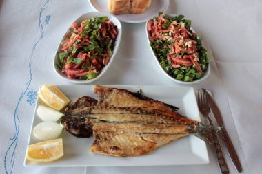 Lezzetli balık ve salatalar sunum tabağında