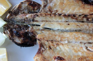 Lezzetli balık ve salatalar sunum tabağında