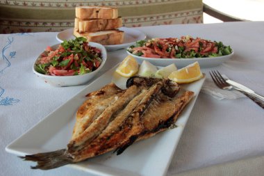 Lezzetli balık ve salatalar sunum tabağında