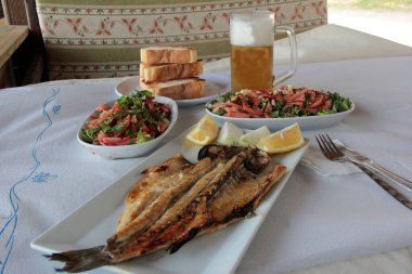 Lezzetli balık ve salatalar sunum tabağında