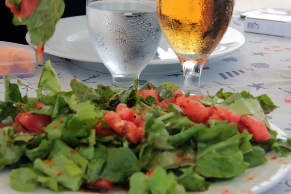 Délicieux Poissons Salades Dans Une Assiette Présentation — Photo