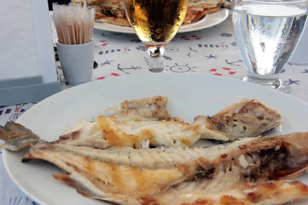 Deliciosos Peixes Saladas Prato Apresentação — Fotografia de Stock