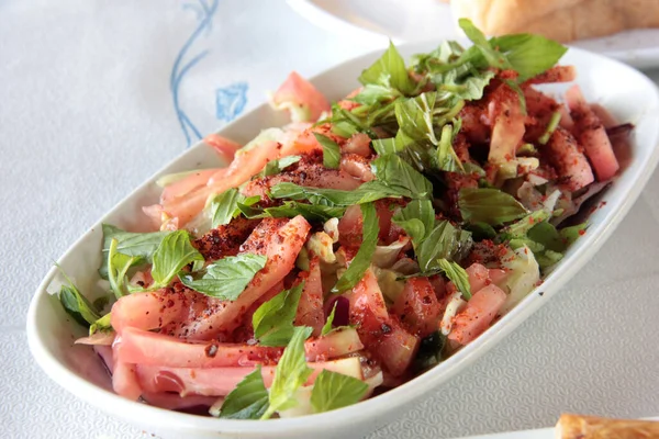 Deliciosos Peixes Saladas Prato Apresentação — Fotografia de Stock