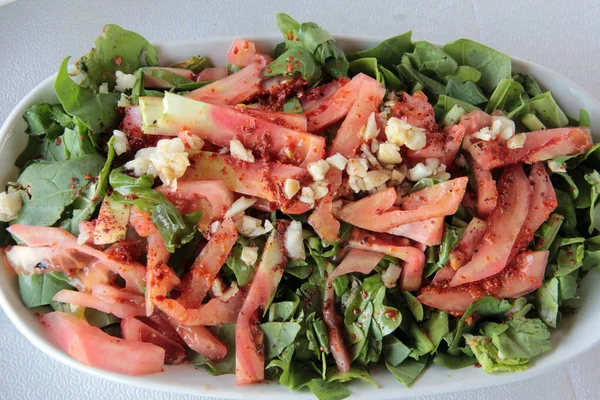 Délicieux Poissons Salades Dans Une Assiette Présentation — Photo