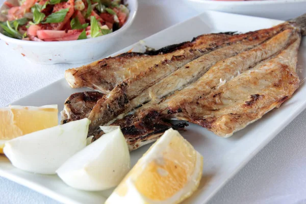 Lezzetli balık ve salatalar sunum tabağında