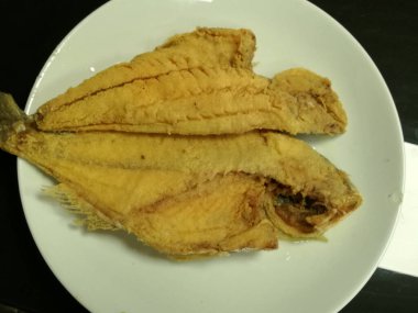 Lezzetli balık ve salatalar sunum tabağında