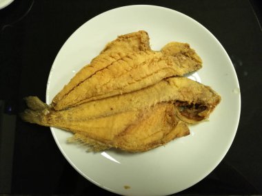 Lezzetli balık ve salatalar sunum tabağında