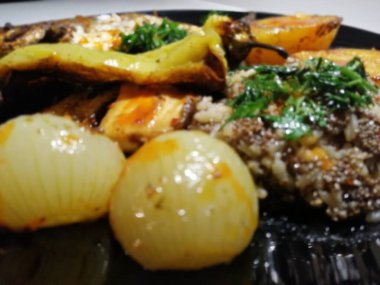 Lezzetli balık ve salatalar sunum tabağında