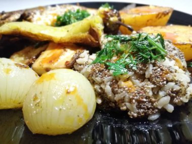 Lezzetli balık ve salatalar sunum tabağında