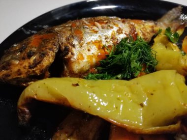 Lezzetli balık ve salatalar sunum tabağında