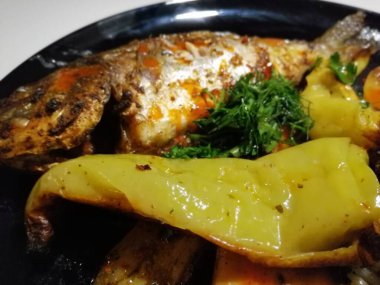 Lezzetli balık ve salatalar sunum tabağında