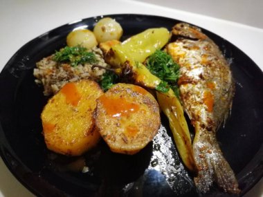 Lezzetli balık ve salatalar sunum tabağında