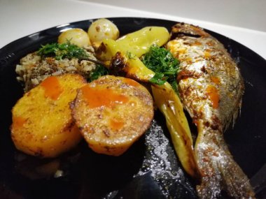 Lezzetli balık ve salatalar sunum tabağında