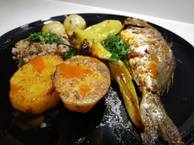 Lezzetli balık ve salatalar sunum tabağında