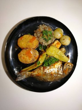 Lezzetli balık ve salatalar sunum tabağında