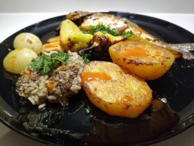 Lezzetli balık ve salatalar sunum tabağında