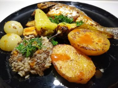 Lezzetli balık ve salatalar sunum tabağında