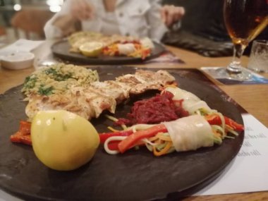 Lezzetli balık ve salatalar sunum tabağında