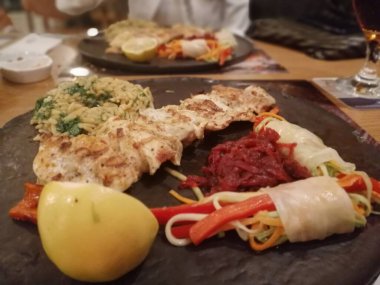 Lezzetli balık ve salatalar sunum tabağında