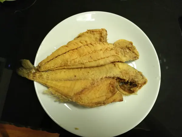 Delicioso Pescado Ensaladas Plato Presentación — Foto de Stock