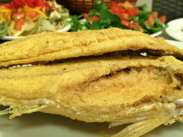 Deliciosos Peixes Saladas Prato Apresentação — Fotografia de Stock