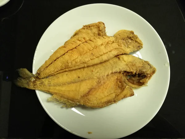 Lezzetli balık ve salatalar sunum tabağında