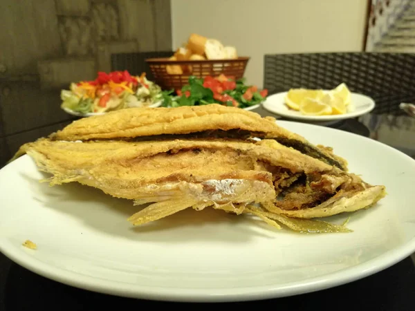 Délicieux Poissons Salades Dans Une Assiette Présentation — Photo