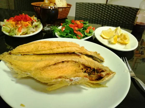 Délicieux Poissons Salades Dans Une Assiette Présentation — Photo