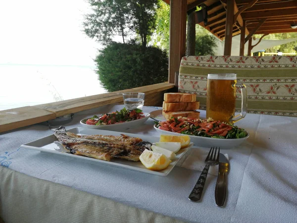 Deliciosos Peixes Saladas Prato Apresentação — Fotografia de Stock