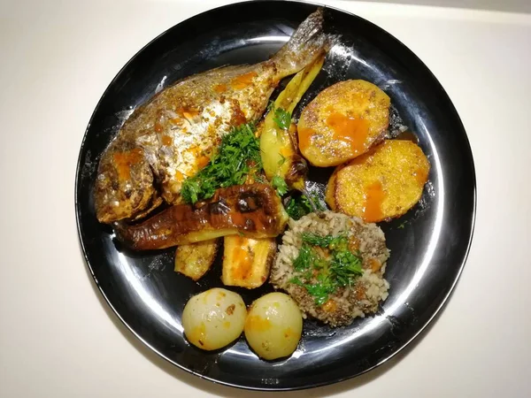 Νόστιμα Ψάρια Και Σαλάτες Στο Πιάτο Παρουσίασης — Φωτογραφία Αρχείου