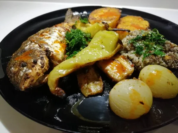 Вкусная Рыба Салаты Тарелке — стоковое фото