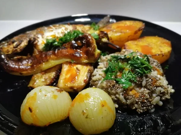 Lezzetli balık ve salatalar sunum tabağında