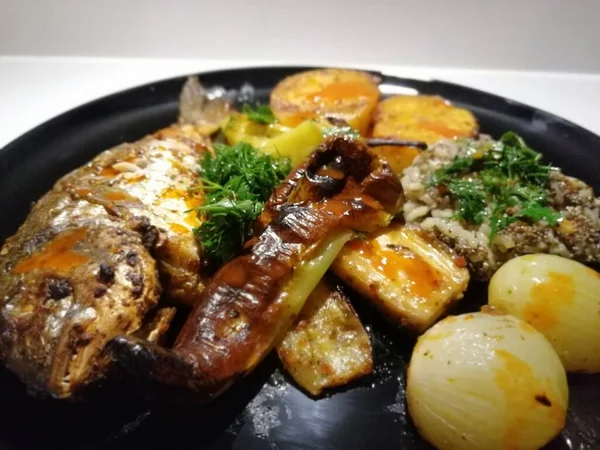 Lezzetli balık ve salatalar sunum tabağında