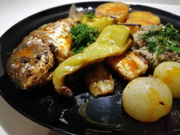 Lezzetli Balık Salatalar Sunum Tabağında — Stok fotoğraf