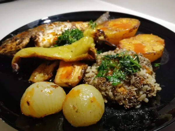 Deliciosos Peixes Saladas Prato Apresentação — Fotografia de Stock