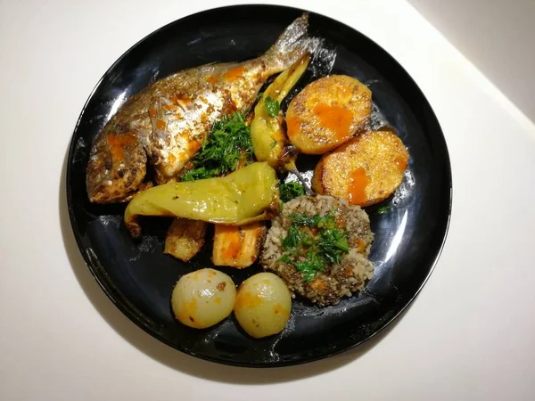 Köstlicher Fisch Und Salate Auf Dem Präsentierteller — Stockfoto