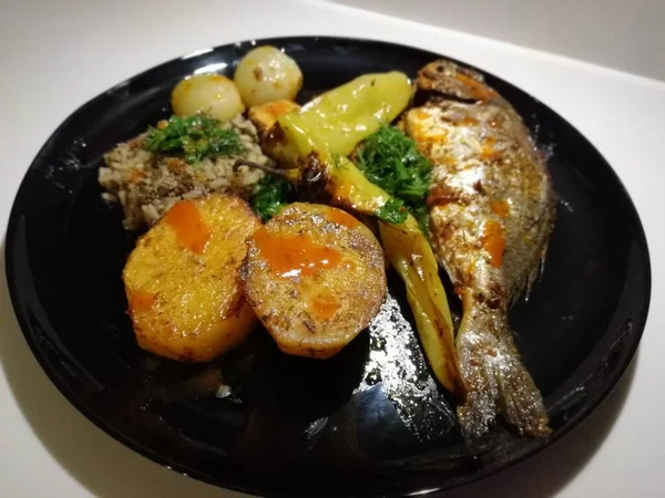 Вкусная Рыба Салаты Тарелке — стоковое фото
