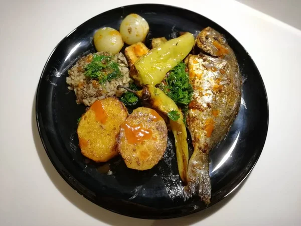 Lezzetli balık ve salatalar sunum tabağında