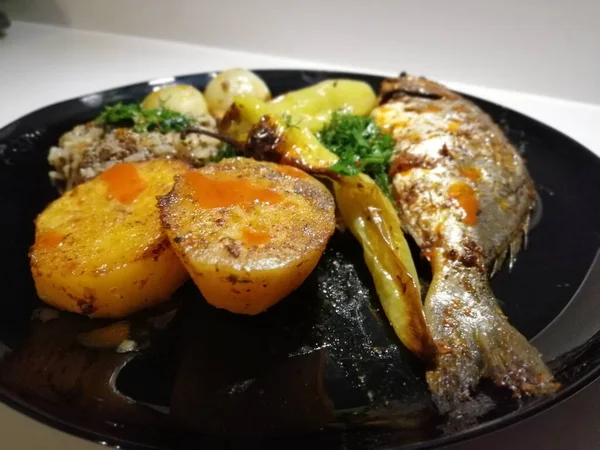 Deliciosos Peixes Saladas Prato Apresentação — Fotografia de Stock