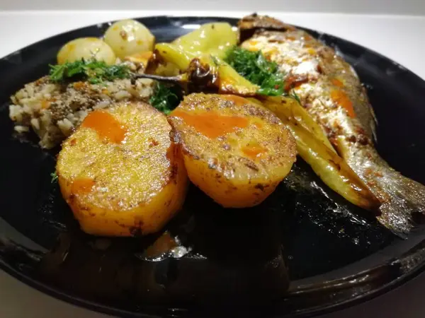 Délicieux Poissons Salades Dans Une Assiette Présentation — Photo